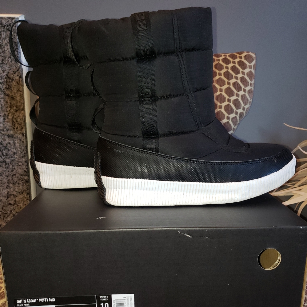 COPY - SNOW'S COMING, GET THESE SOREL OUT N' ABOUT PUFFY MID SIZE 10
